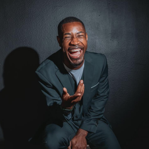 Juan Luis Mba N. presenta su nuevo poemario, un viaje emocional en busca de la luz