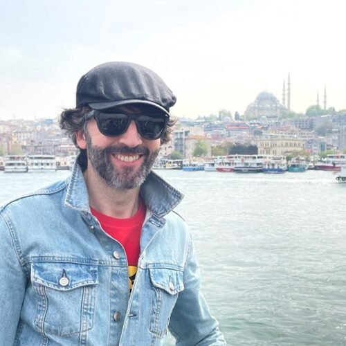 JC Ferrer debuta con ‘El microbio blanco’, una novela que disecciona la vida desde un hospital