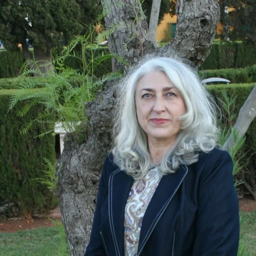 La autora Merse León deslumbra con su primera novela “La casa de las amapolas rojas”.