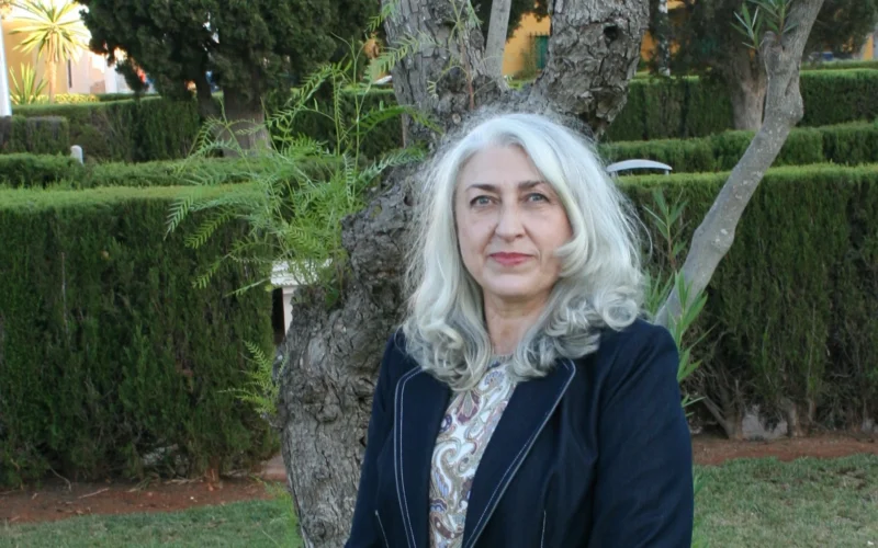 La autora Merse León deslumbra con su primera novela “La casa de las amapolas rojas”.