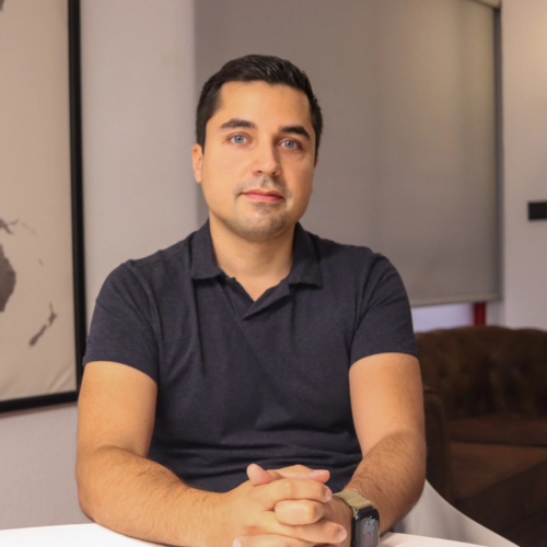 David Escobar Haro irrumpe en la narrativa romántica con una historia que nace del desastre y se convierte en memoria emocional