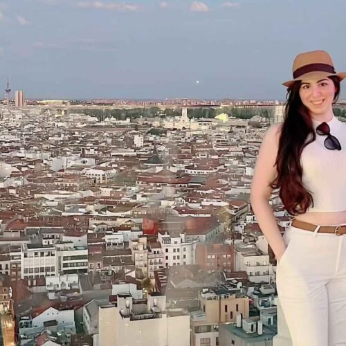 Manal El Debal Karzedin convierte la experiencia migrante en un ejercicio de honestidad literaria