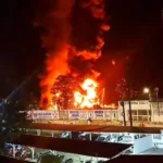 Iquitos: Embarcación con combustible y balones de gas se incendia en el puerto Mazusa (VIDEO)