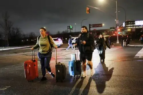 Choque de avión y un camión de bomberos deja dos muertos en aeropuerto de Nueva York