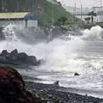 Por fuertes oleajes cierran acceso a la playa La Herradura