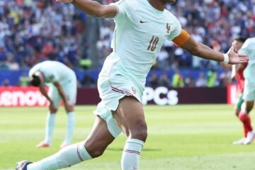 Francia está en semifinales al vencer a Marruecos 2-0 con goles de Mbappé y Dembelé