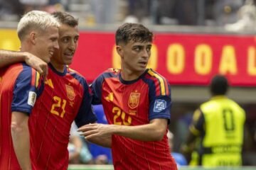 España goleó a Austria 3-0 y pasó a octavos de final, en que medirá a Portugal o Croacia