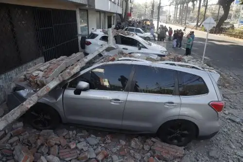 Fuerte terremoto de magnitud 7, 4 sacude a Colombia y causa graves daños