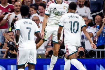 Real Madrid goleó al Rayo Vallecano 4-1 y alcanzó en la cima al Barcelona en la Liga de España