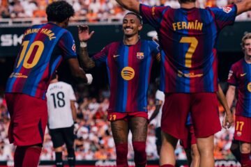 Barcelona goleó al Valencia 5-0 de visita y quedó de solitario líder de la Liga de España