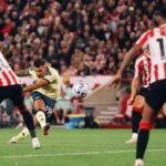 Arsenal quedó en la cima de la Premier League al derrotar a Sunderland de visitante 2-0