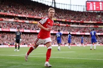 Arsenal venció al Chelsea 2-1 y lidera junto al Manchester City la Premier League