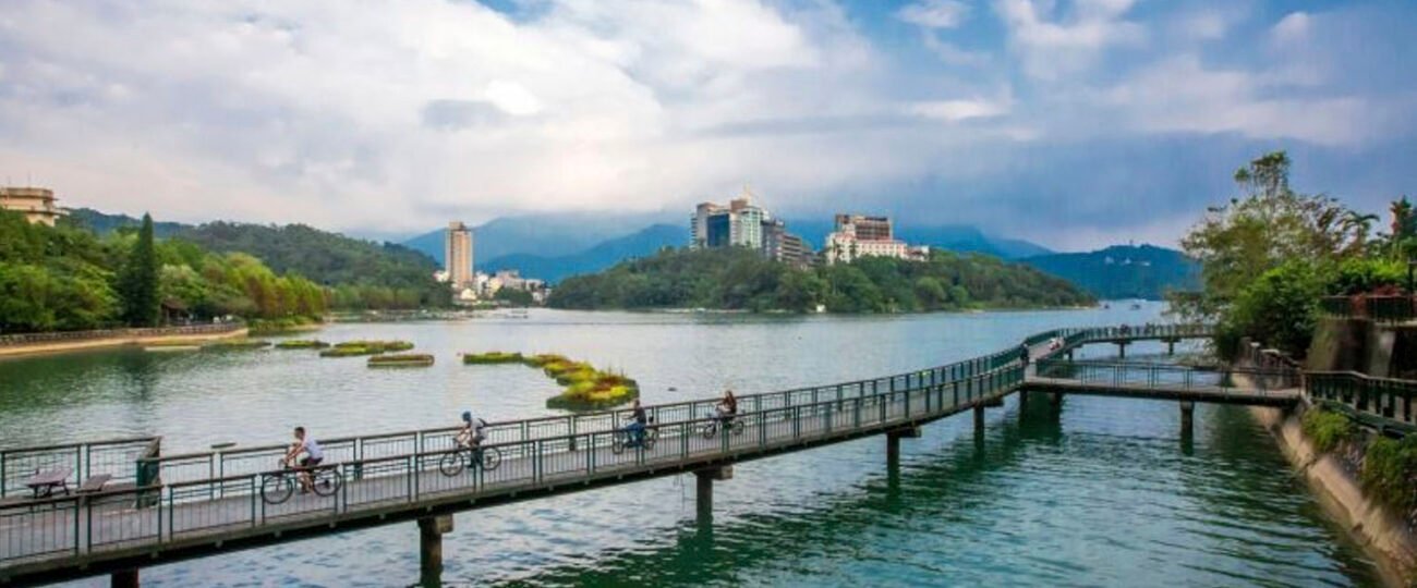 Más de 20 000 personas se lanzan al agua en el Lago del Sol y la Luna